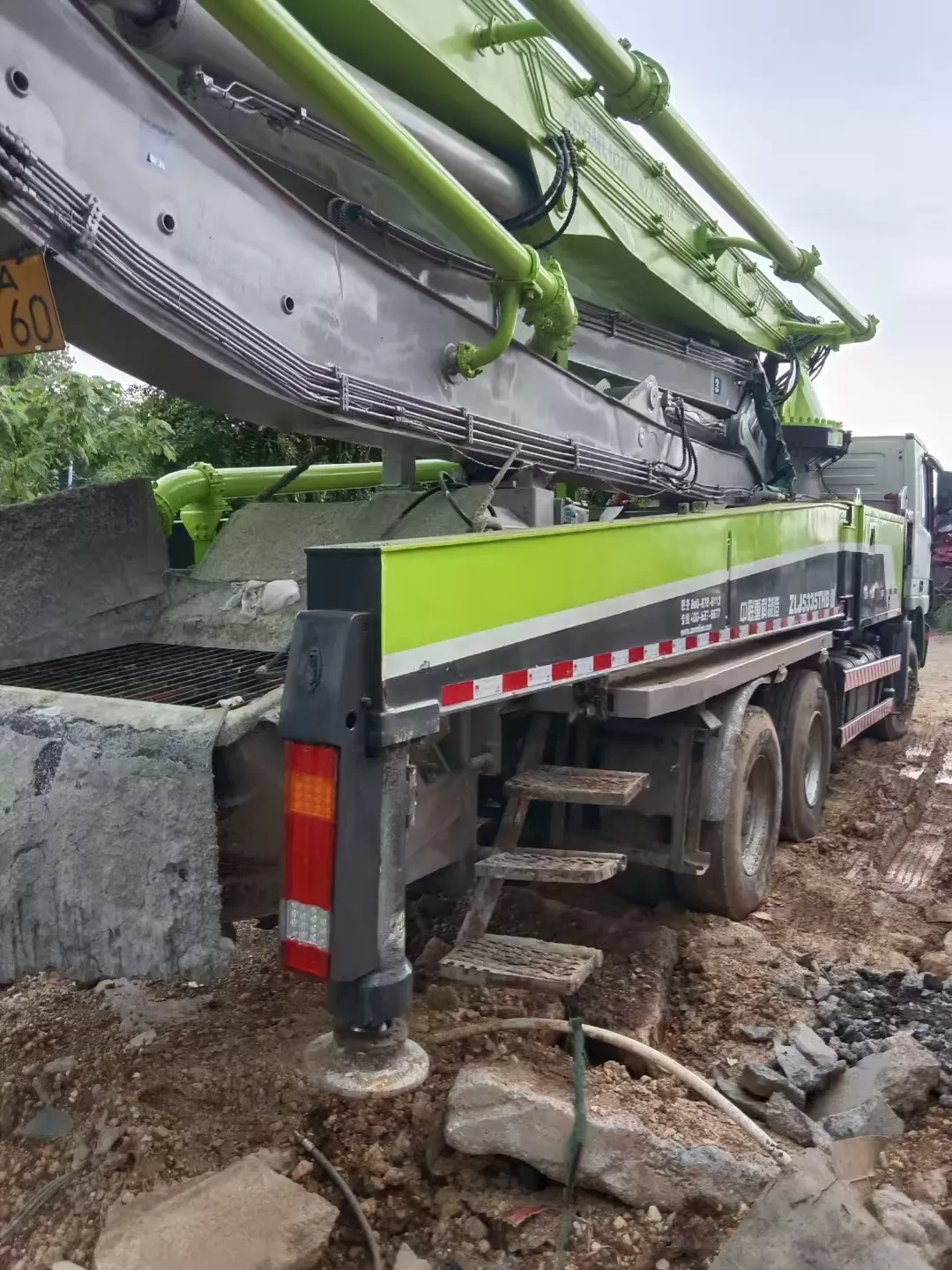 2013 zoomlion bom pompası 47 m benz şasi üzerinde kamyona monte beton pompası arabası