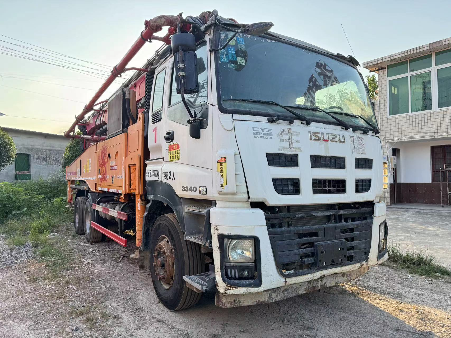 2015 sany bom pompası 47 m isuzu şasi üzerinde kamyona monte beton pompası arabası