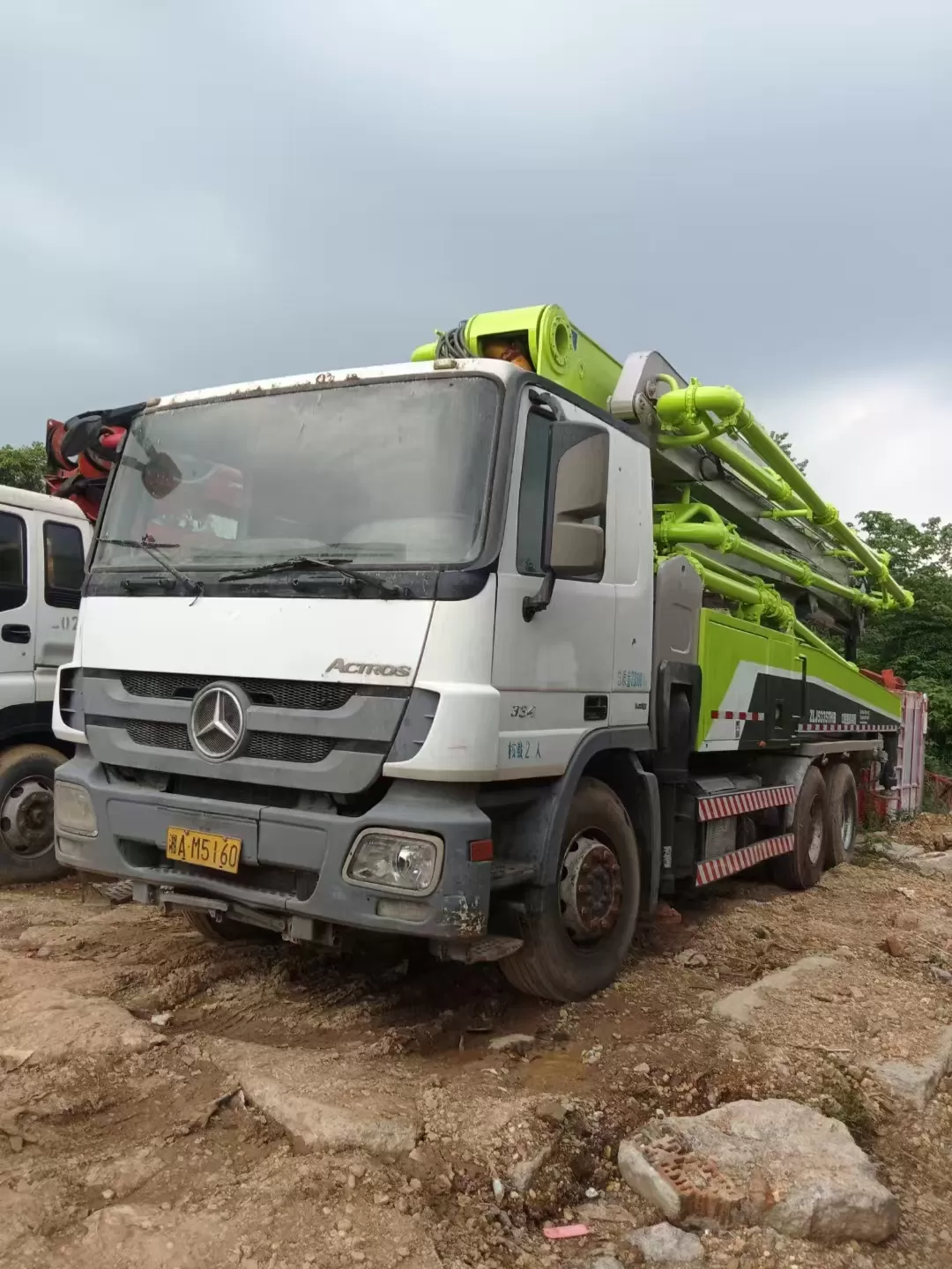 2013 zoomlion bom pompası 47 m benz şasi üzerinde kamyona monte beton pompası arabası