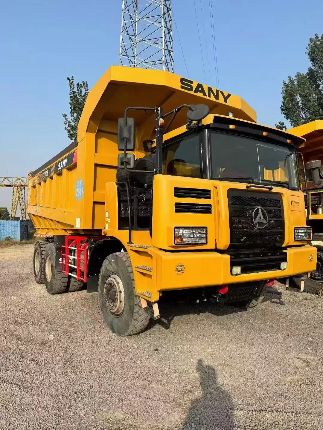 sany skt90s 6x4 60ton yüklü arazi kamyonu arazi dışı geniş gövde madencilik damperli kamyon