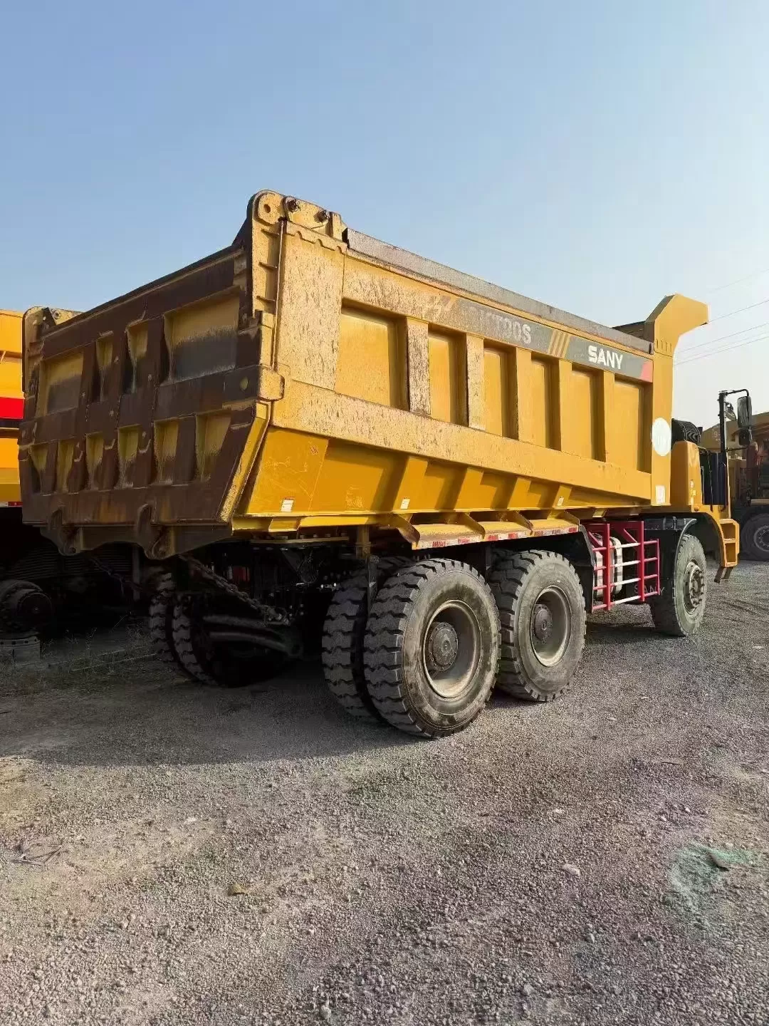 sany skt90s 6x4 60ton yüklü arazi kamyonu arazi dışı geniş gövde madencilik damperli kamyon