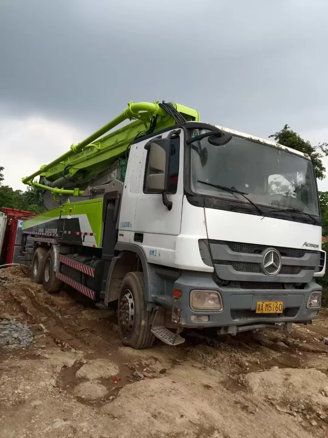 2013 zoomlion bom pompası 47 m benz şasi üzerinde kamyona monte beton pompası arabası